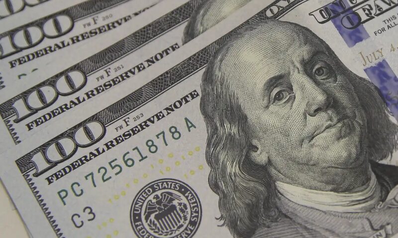 Dólar cai para R$ 5,68 e fecha no menor valor em quatro meses
