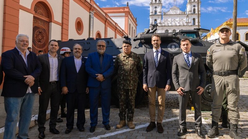 Rio Grande do Sul recebe doação de blindados e fuzis do Exército