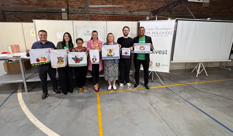 Turma de patchwork conclui curso em parceria com o Sindivest