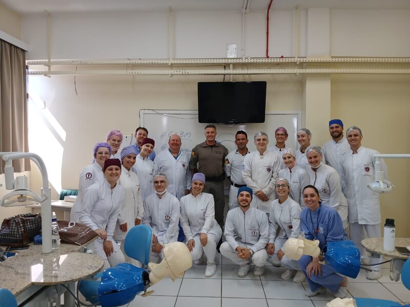 Palestra aproxima formandos de Odontologia da carreira militar