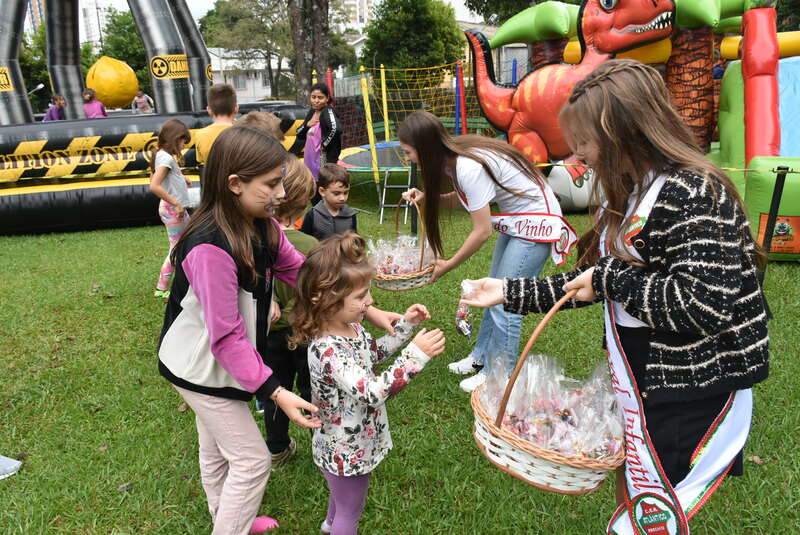 Coelhinho da Páscoa encanta crianças e famílias no Parque do CER Atlântico