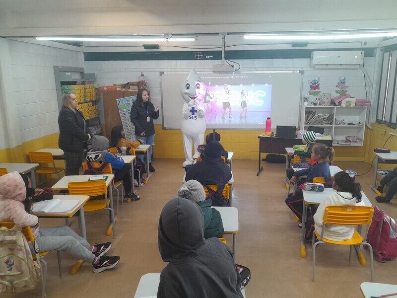 Zé Gotinha visita escolas e convida comunidade para o Dia E de Vacinação contra a Gripe