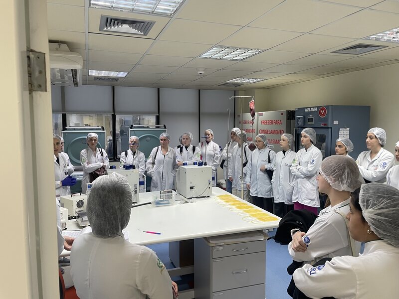 Acadêmicas de Biomedicina da URI participam de visita técnica em Passo Fundo