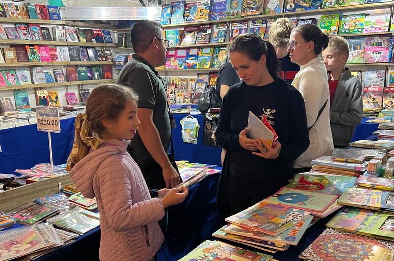 VALE LIVRO: Mais de 1.000 crianças já trocaram seus vales nos dez livreiros que estão expondo na feira