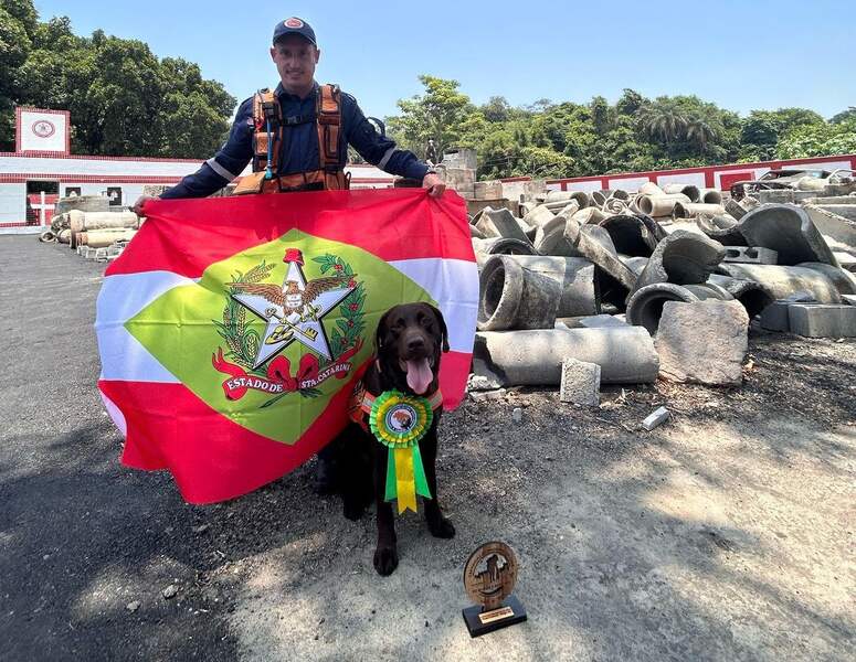 Dupla catarinense formada por bombeiro militar e cão de busca possui o maior número de certificações nacionais ativas do país