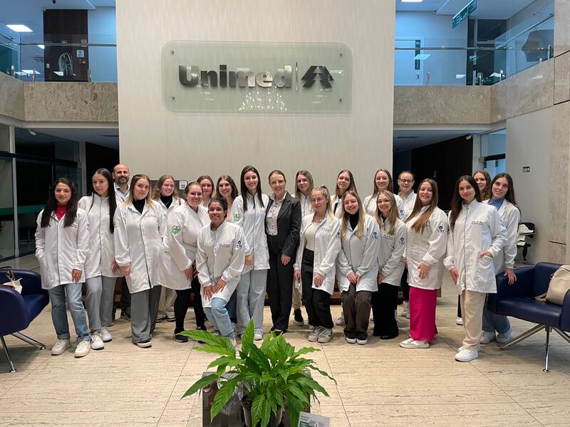 Estudantes de Biomedicina da URI vivenciam a prática profissional em  visita técnica na Unimed