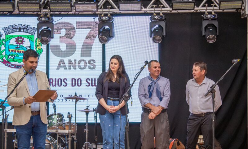 Abertura oficial das comemorações de aniversário teve  sorteio de vales-compra e fandango no novo CTG Recanto dos Xirús
