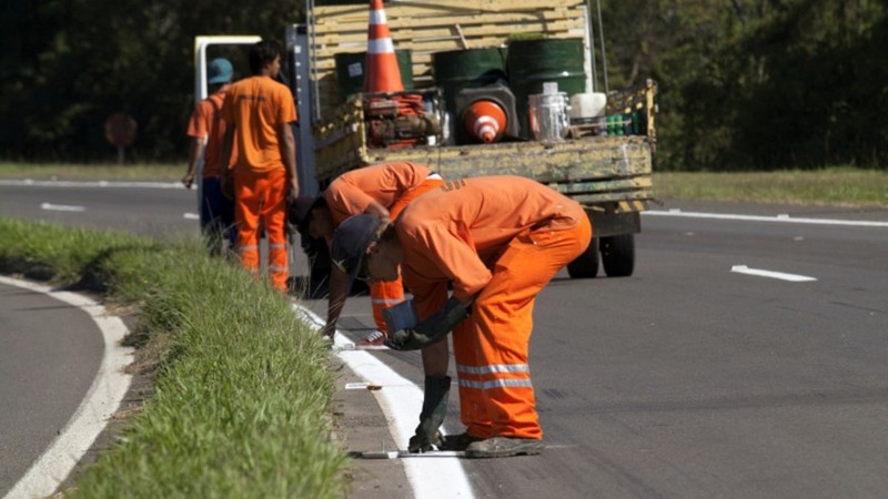 Pintura asfáltica na ERS 135 pede atenção dos motoristas nesta semana