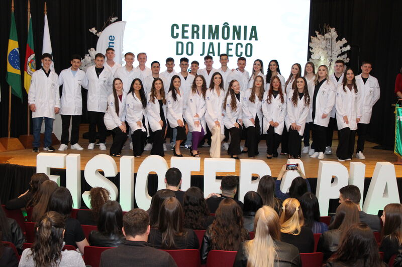 Novos alunos de Fisioterapia recebem seus jalecos