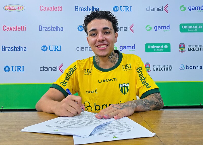 Lucas Fogaça assina contrato profissional com o Ypiranga