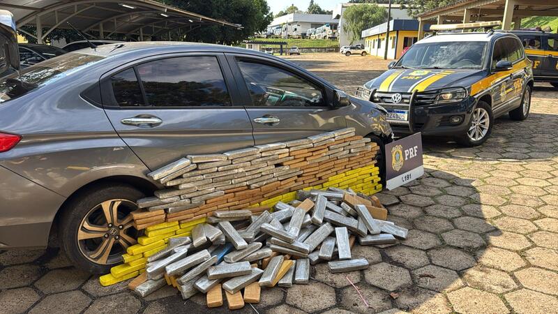 PRF apreende 221 kg de maconha e recupera carro roubado no Oeste de SC