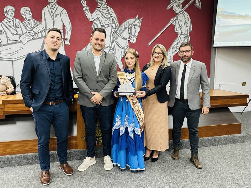 Laura Laís Durli é homenageada pela Câmara de Erechim após conquistar título de 1ª Prenda do RS