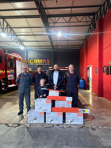 Bombeiros de Getúlio Vargas recebem motosserras para reforçar resposta a desastres naturais