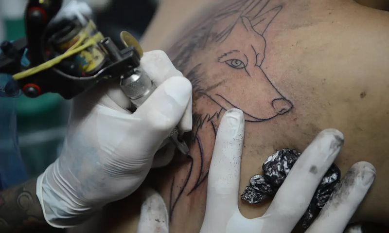 Conselho Federal de Medicina proíbe uso de anestesia para tatuagens no Brasil
