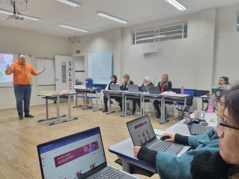 Professores e alunos participam de formação sobre tecnologia educacional no sistema municipal