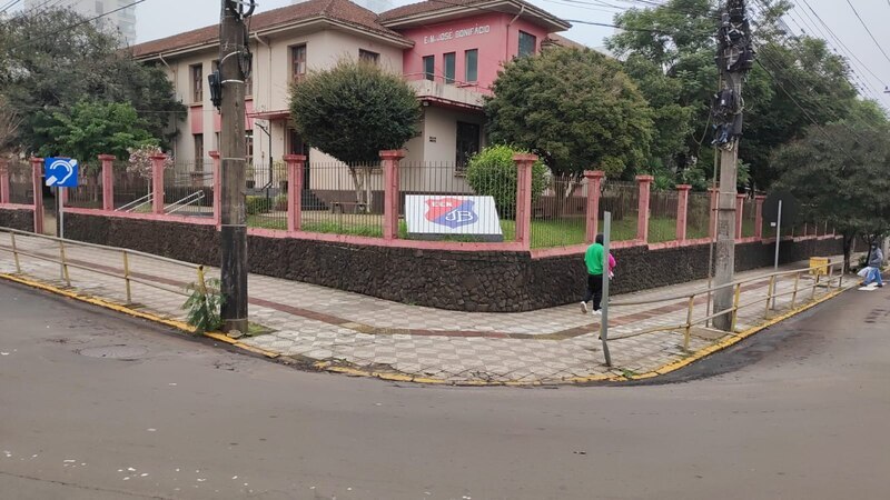 Balen da Feira solicita conserto urgente de guarda-corpo em frente à Escola José Bonifácio