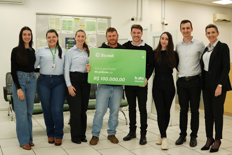 Sicredi entrega prêmio de R$ 100 mil a associado contemplado em sorteio do seguro de vida