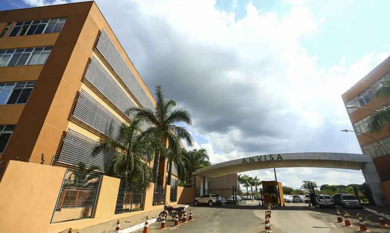 Anvisa alerta para riscos à saúde no uso de alisantes capilares com substâncias proibidas