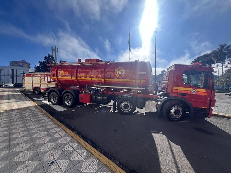 Corpo de Bombeiros de Erechim recebe novo caminhão autotanque de 16 mil litros