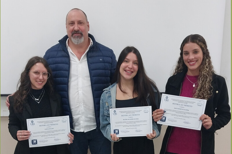 Acadêmicas de Arquitetura da URI Erechim recebem Honra ao Mérito por destaque em Projetos