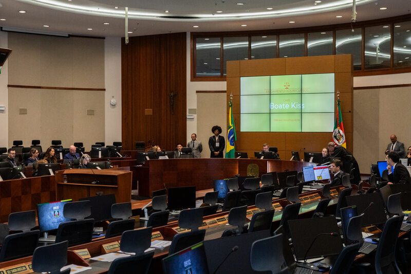 Justiça mantém condenações e reduz penas dos réus da tragédia da boate Kiss