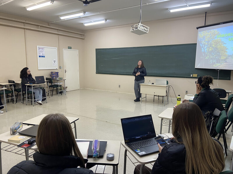 Acadêmicos da URI Erechim participam de formação sobre arborização urbana e sustentabilidade