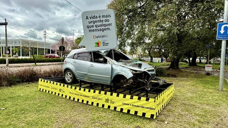 Campanha do DetranRS usa carros destruídos para alertar sobre o uso do celular no trânsito