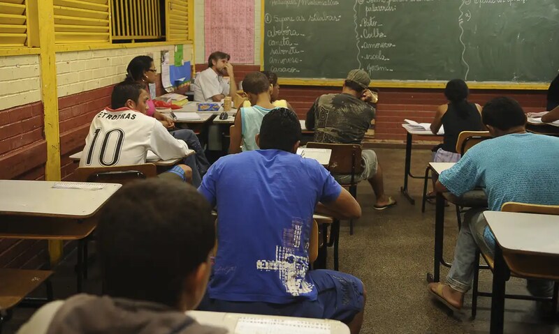 Estudantes da EJA passam a receber bolsas do Programa Todo Jovem na Escola