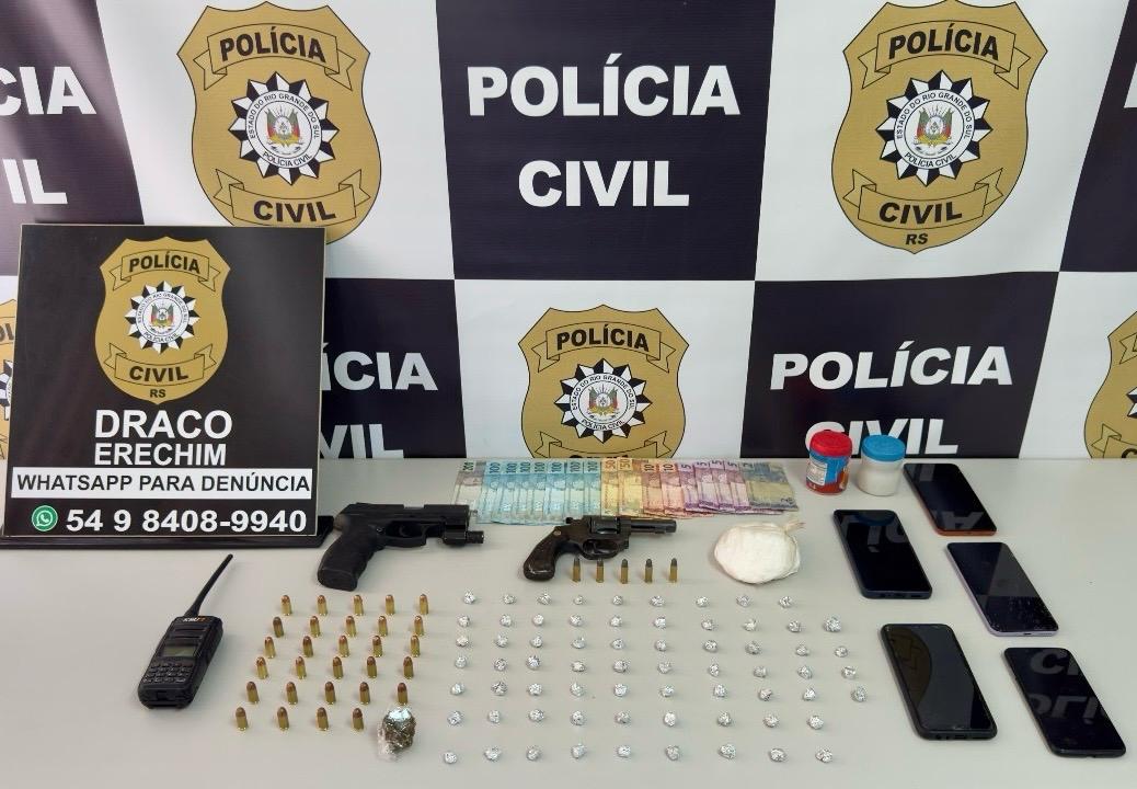 Polícia Civil prende dois suspeitos e apreende drogas e arma em Erechim