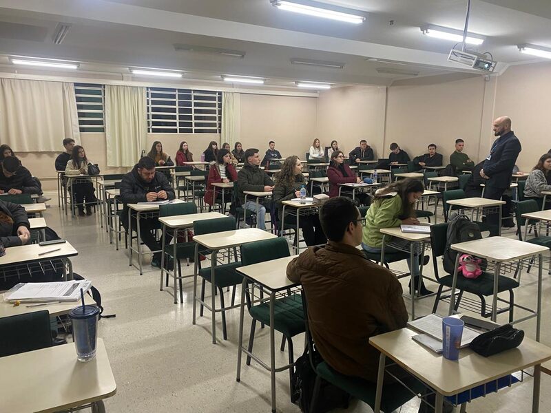 Estudantes de Direito da URI Erechim participam de palestra sobre direitos constitucionais e humanos
