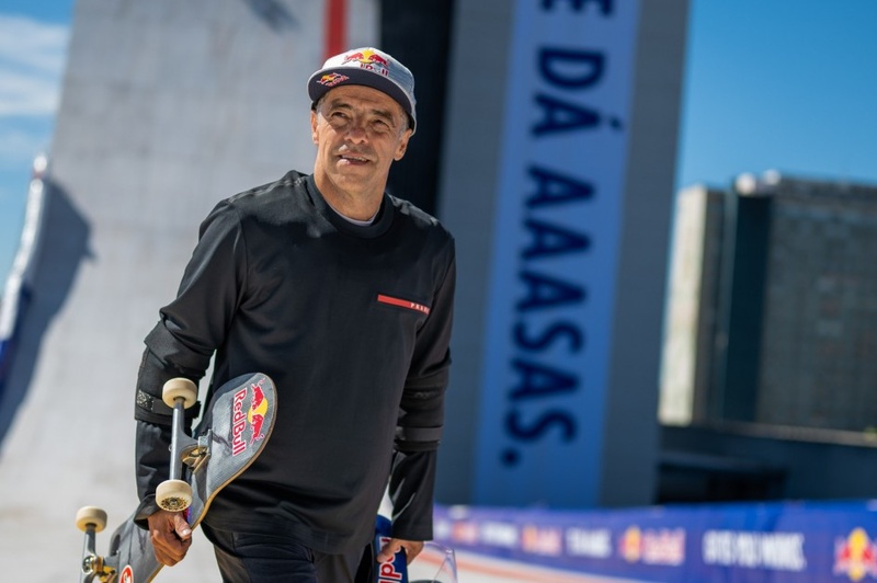 Sandro Dias desafia limites do skate ao descer maior rampa do mundo em prédio de Porto Alegre