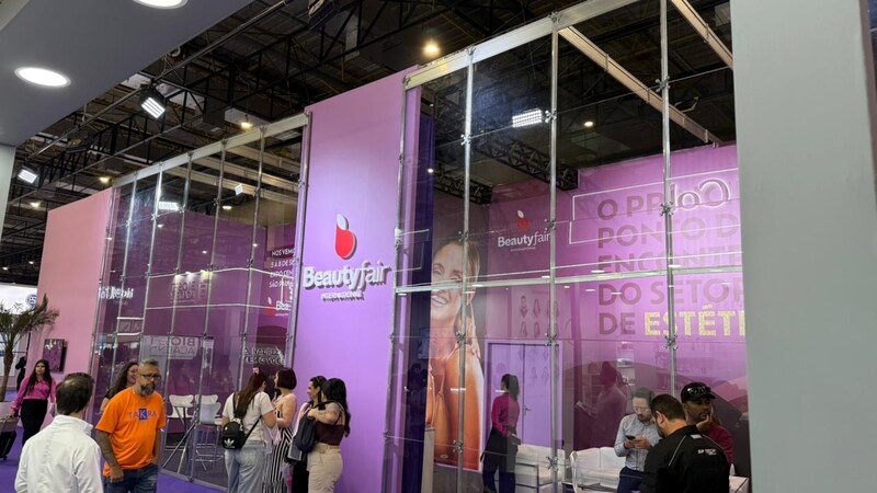 Acadêmicas dos cursos de Estética e Cosmética e Biomedicina da URI participam da Beauty Fair em São Paulo