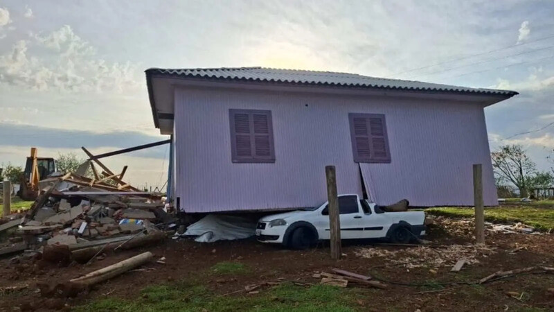 Tornado causa destruição em Barra Bonita, SC