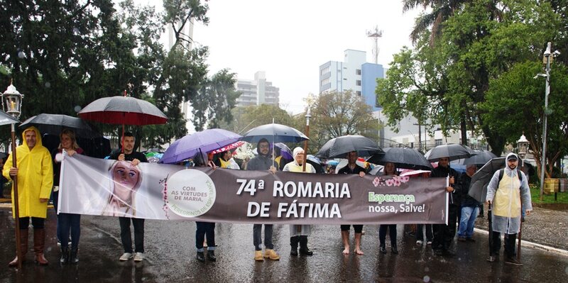 Chuva reduz participação na 74ª Romaria de Fátima em Erechim, mas fiéis demonstram fé e devoção
