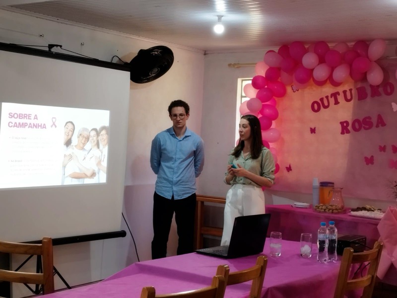 Estudantes de Medicina da URI desenvolvem ação do Outubro Rosa em Barão de Cotegipe