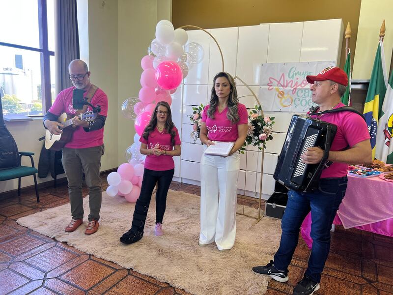 Outubro Rosa leva beleza, música e emoção ao Hospital Santa Terezinha de Erechim