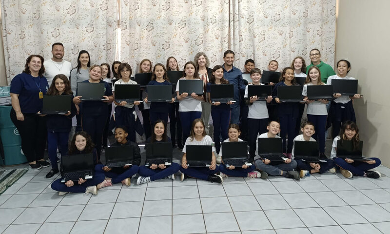 Escola Municipal de Três Arroios recebe novos notebooks para fortalecer o ensino digital