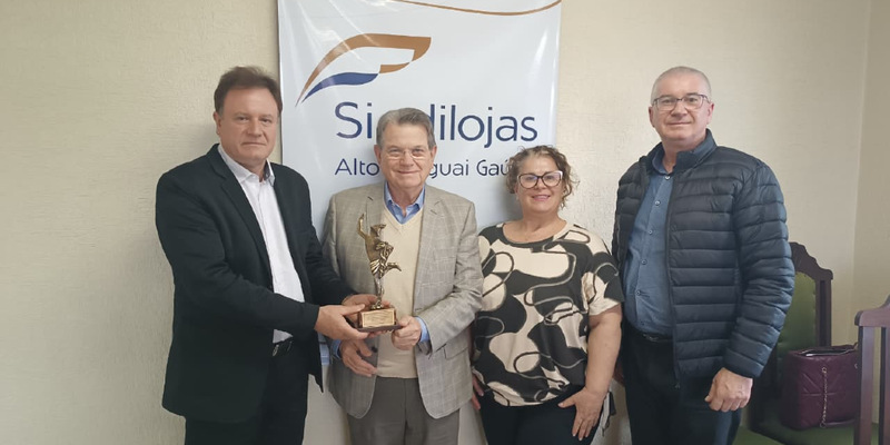 Sindilojas Alto Uruguai Gaúcho recebe Troféu Mercúrio pelos 65 anos de atividades