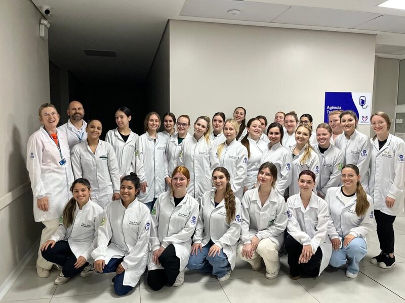 Alunos de Biomedicina da URI vivenciam automação de ponta em laboratório clínico