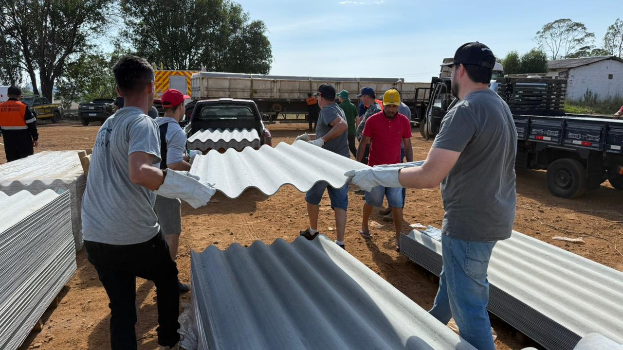 Força-tarefa segue firme: telhas foram entregues durante todo o dia e voluntários seguem mobilizados para ajudar a comunidade