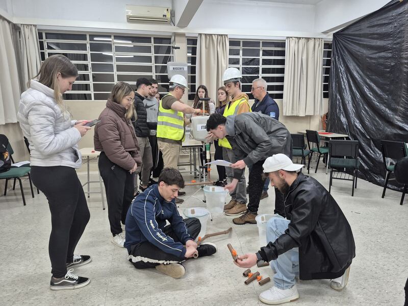 Estudantes de Administração da URI participam de aula inovadora na disciplina de Logística