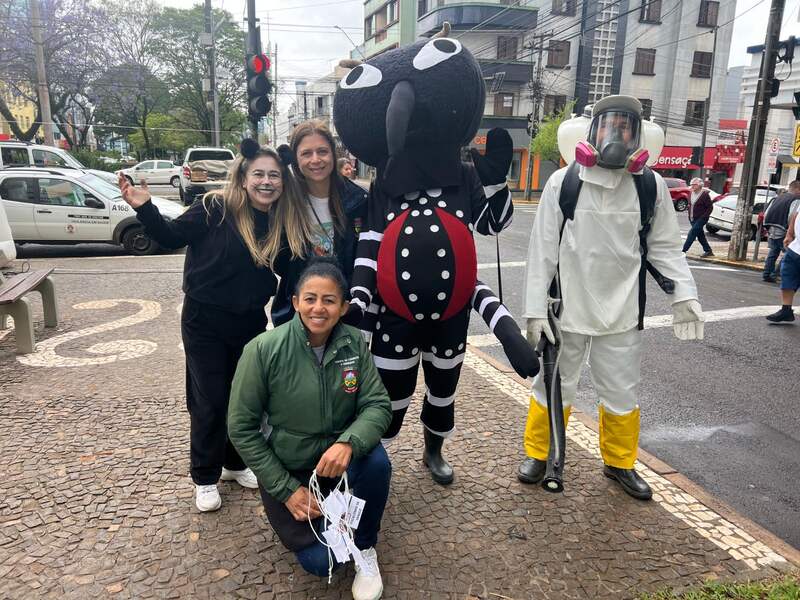 Erechim reforça combate à dengue e realiza ação educativa na Esquina Democrática