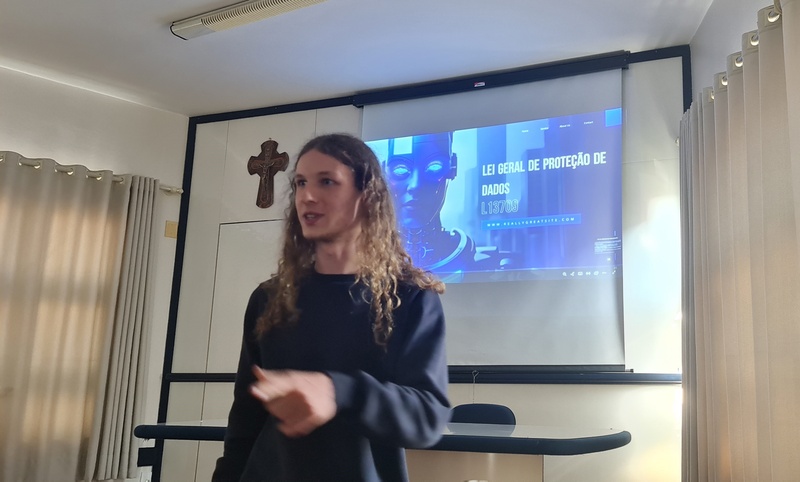 Acadêmico de Direito da URI ministra palestra sobre Direito Digital para alunos do Ensino Médio