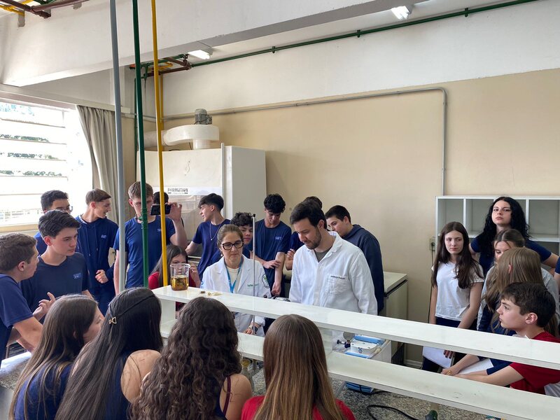 Alunos do 9º ano da Escola da URI participam de atividade prática sobre os efeitos do cigarro