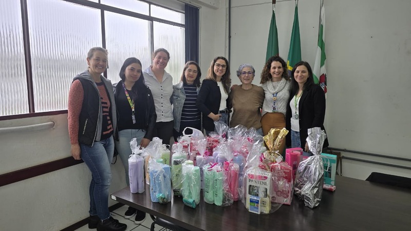 Fisioterapia da URI realiza ação do Outubro Rosa e doa kits de higiene a mulheres privadas de liberdade