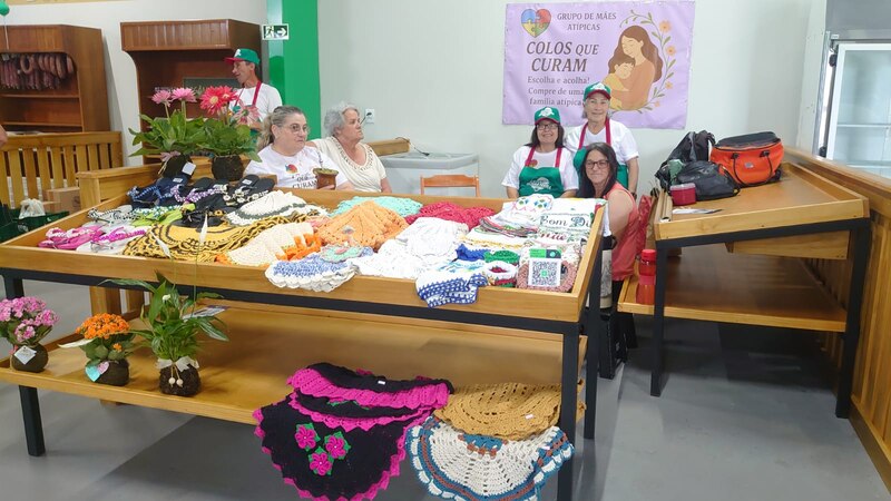 Mães do grupo “Colos que Curam” participam da Feira Nossa Terra com produtos artesanais