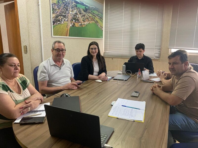 Governo Municipal de Entre Rios do Sul discute moradia rural em reunião com a Caixa Federal