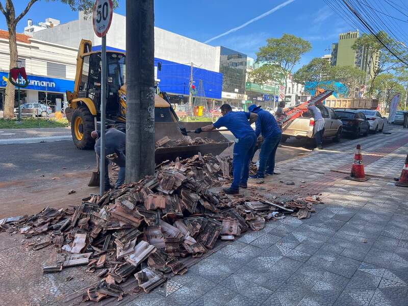 Com mais de 10 mil residências afetadas, recolhimento de entulhos deve levar até 90 dias