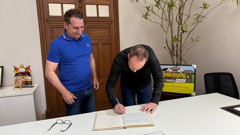 Prefeito de Erechim transmite cargo ao vice Flávio Tirello durante período de licenciamento