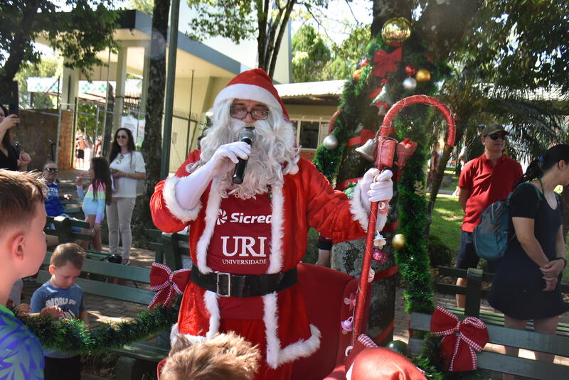Chegada do Papai Noel reúne famílias no Parque Esportivo do CER Atlântico